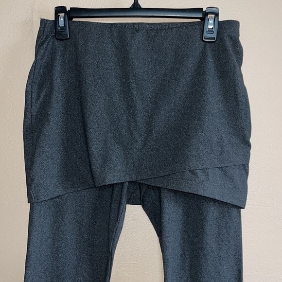 Women’s CAbi dark gray modest leggings with a asymmetric mini skirt attached - Picture 4 of 6
